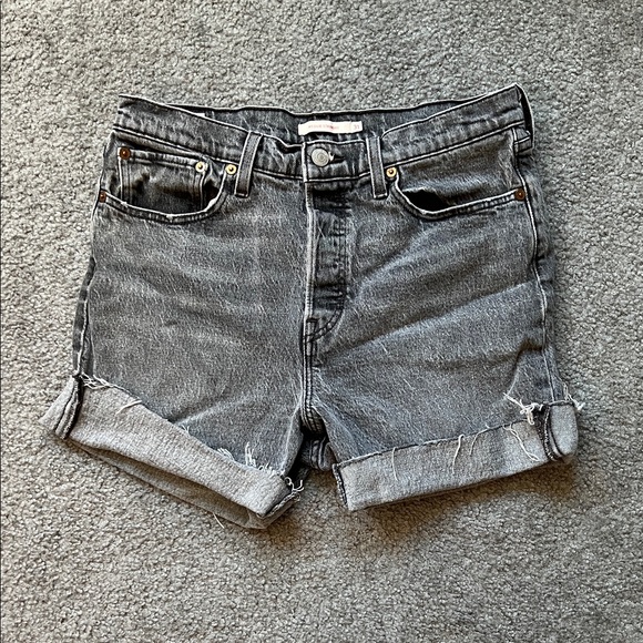 Levi's Premium Wedgie Straight Gray Frayed Hem Jean Shorts - Picture 1 of 13
